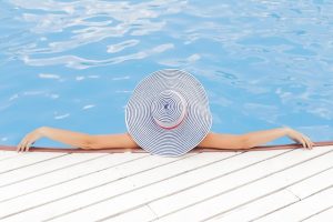 אישה בבריכה